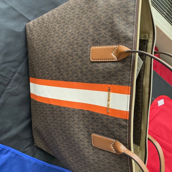 Hand To Hand - Picture 10 of 15